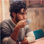 Profesor de técnica vocal y música, disponible para estudiantes que quieran crecer musicalmente a través de un método intuitivo que les dará todas las herramientas para explotar todo su talento y creatividad